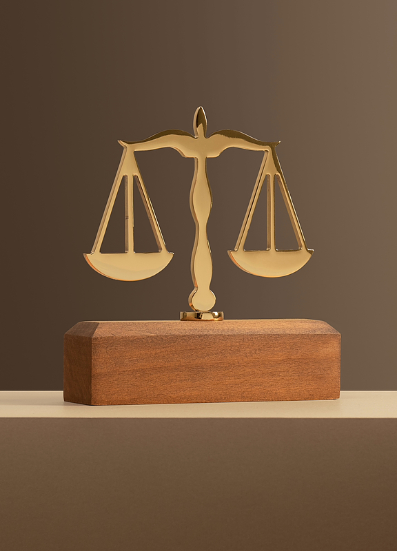 تندیس وکیل ترازوی عدالت